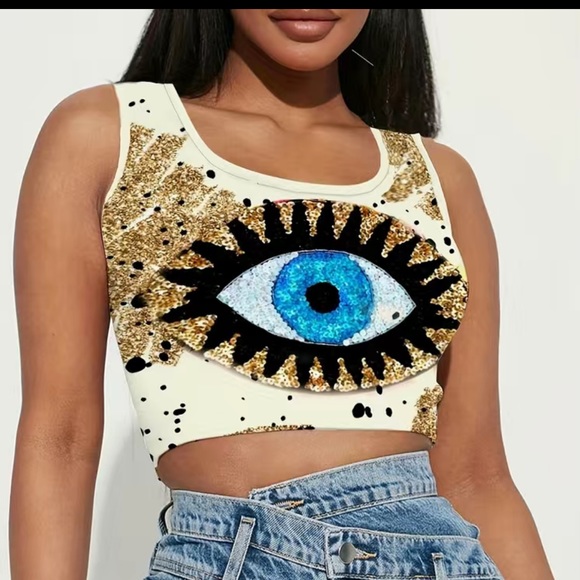 Tops - Nwt eye print crop top w/bracelet